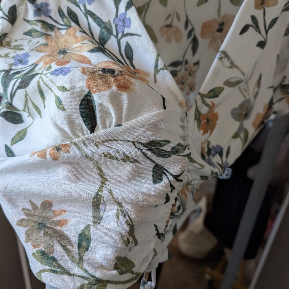 Floral Ruffle Sleeve Top - Picture 3 of 4